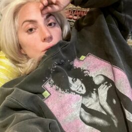Lady Gaga s-a pozat în pijamale și a renunțat la machiaj