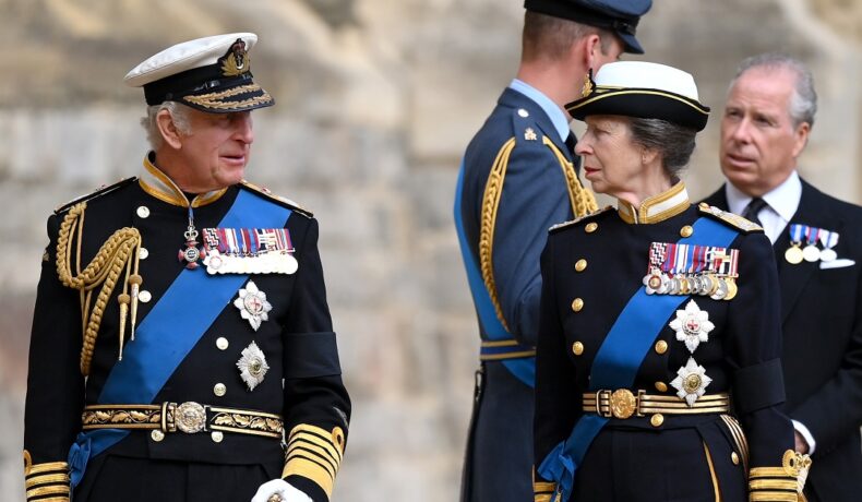 Prințesa Anne în uniformă militară alături de Regele Charles