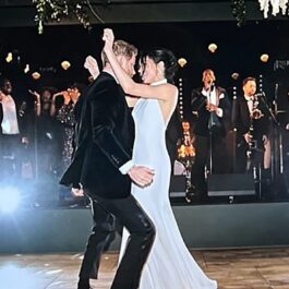 Meghan Markle în rochie de miereasă și Prințul Harry în costum dansând după nunta lor