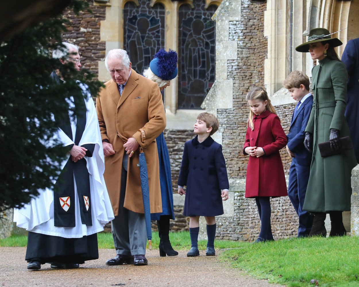 Regina Camilla alături de nepoții săi și Prințesa de Wales la slujba de Crăciun