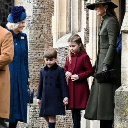 Regina Camilla în timp ce vorbește cu Kate Middleton și Prințul Louis la slujba de Crăciun