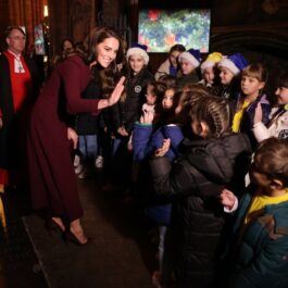 Kate Middleton dă mâna cu copiii prezenți la concertul de Crăciun