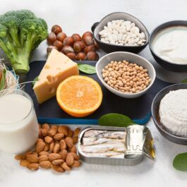 Mai multe alimente bogate în proteine, aranjate și fotografiate pe un fundal alb