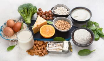 Mai multe alimente bogate în proteine, aranjate și fotografiate pe un fundal alb