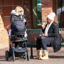 Rebel Wilson alături de fiica ei pe străzile din Aspen în timp ce bea un ceai și vorbește cu bona familiei