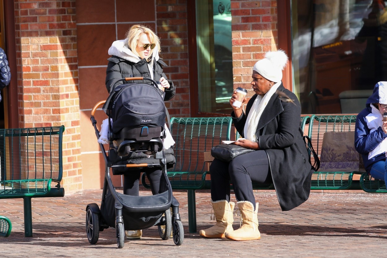 Rebel Wilson alături de fiica ei pe străzile din Aspen în timp ce bea un ceai și vorbește cu bona familiei