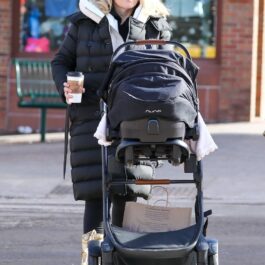 Rebel Wilson în timp ce își plimbă fiica pe străzile din Aspen
