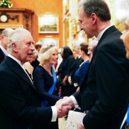 Regele Charles discută cu invitații săi la Palatul Buckingham