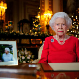 Regina Elisabeta, într-o rochie roșie, la birou