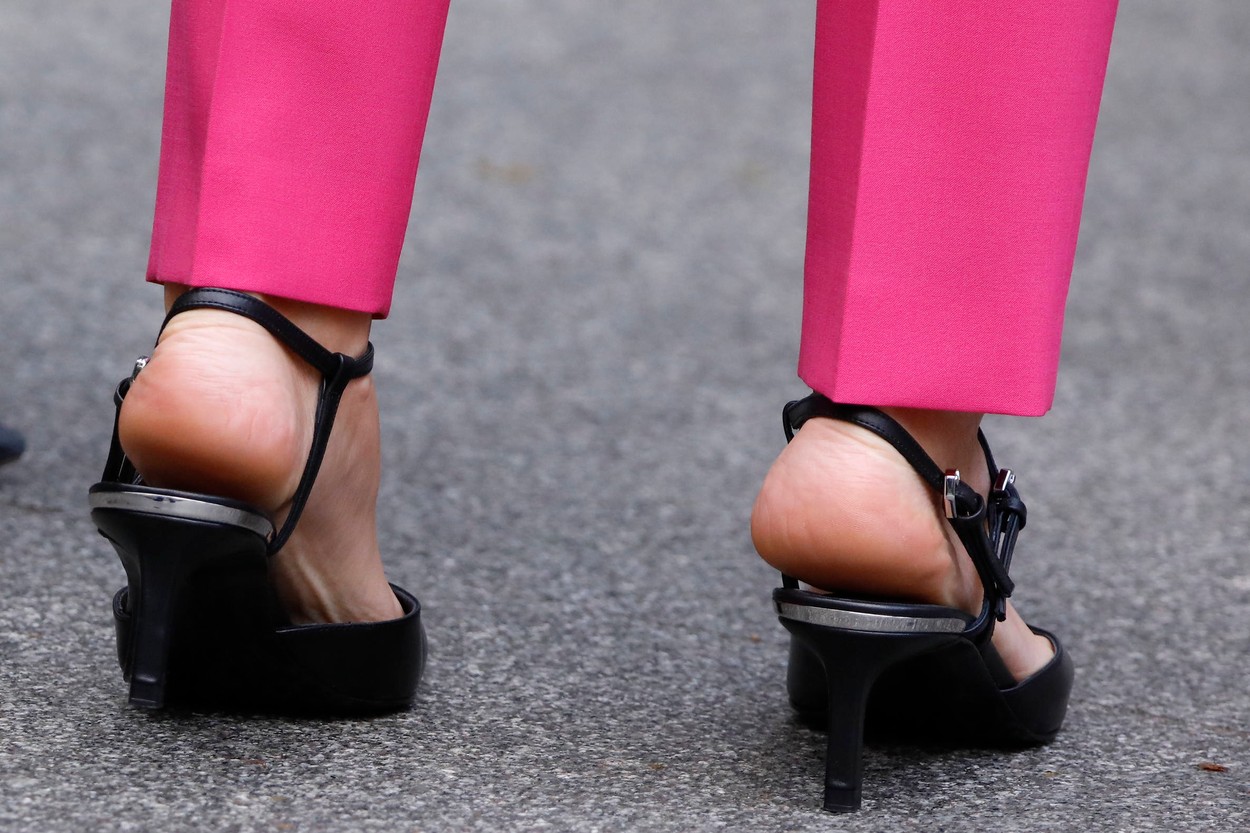 Regina Letizia a purtat o pereche de sandale negre, fără călcâi