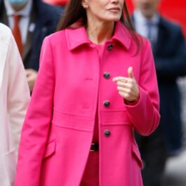 Regina Letizia, într-o haină roz, la spitalul de pediatrie din Madrid