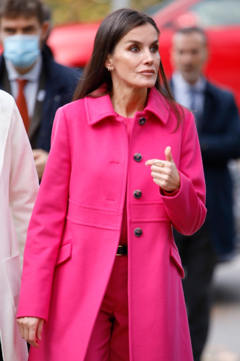 Regina Letizia, într-o haină roz, la spitalul de pediatrie din Madrid