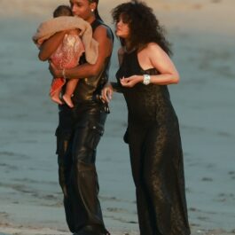 Rihanna, alături de familia sa, pe plajă