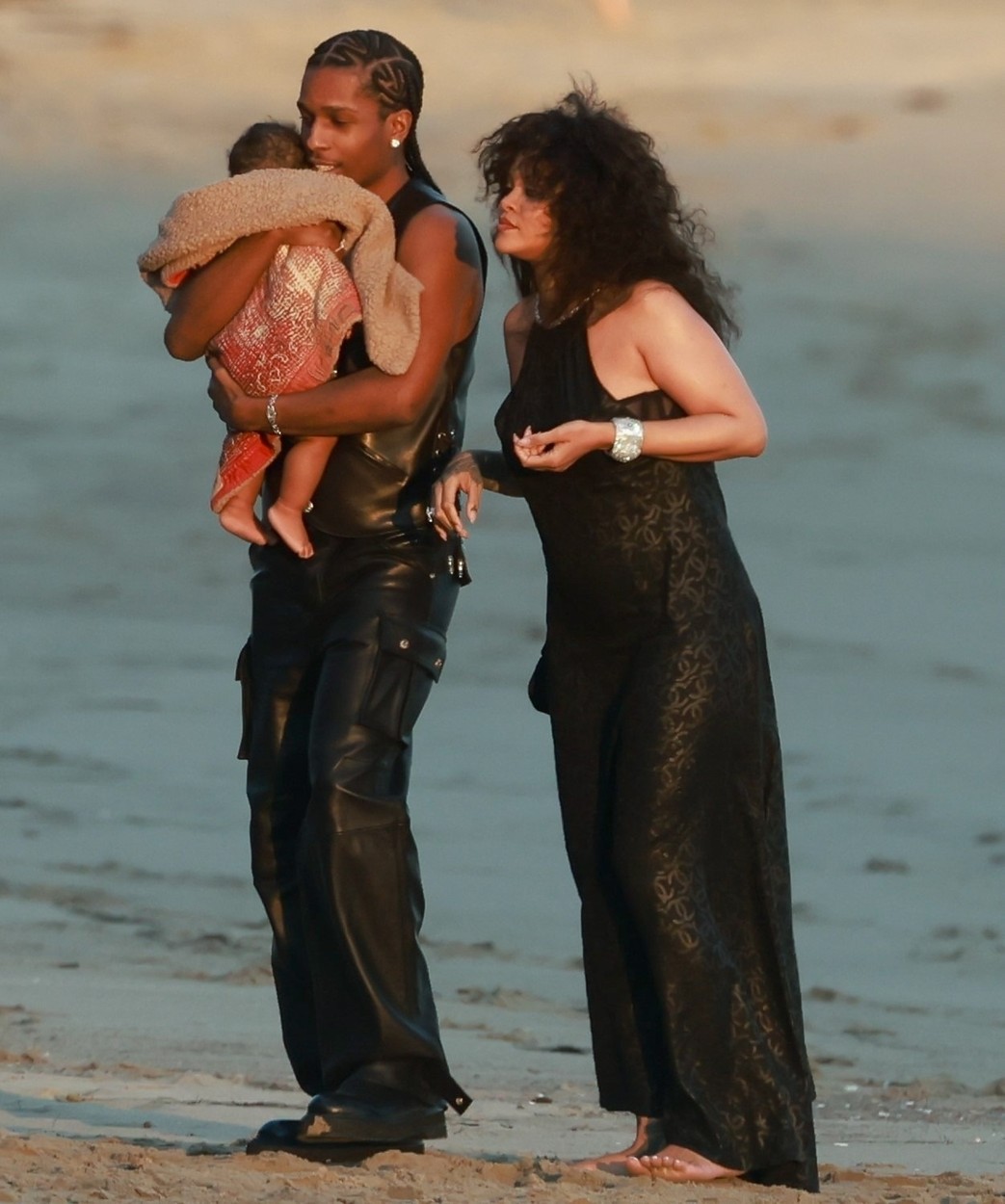 Rihanna, alături de familia sa, pe plajă