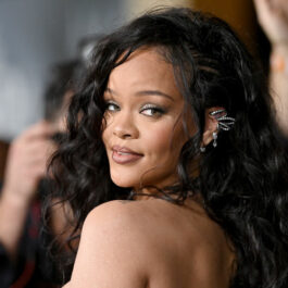 Rihanna, cu părul creț, la un eveniment monden