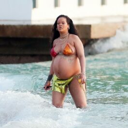 Rihanna într-un costum de baie din două piese
