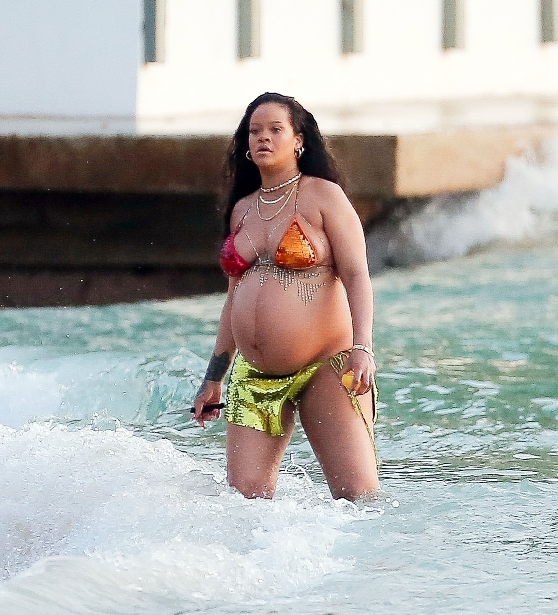 Rihanna într-un costum de baie din două piese