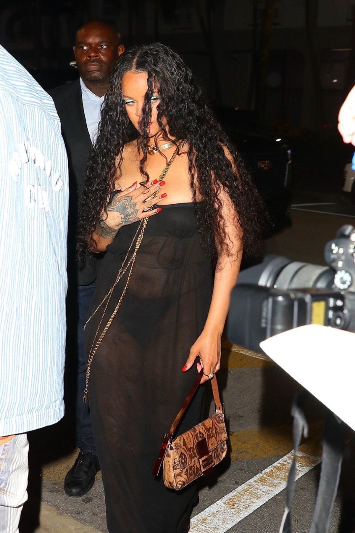 Rihanna într-o rochie neagră transparentă