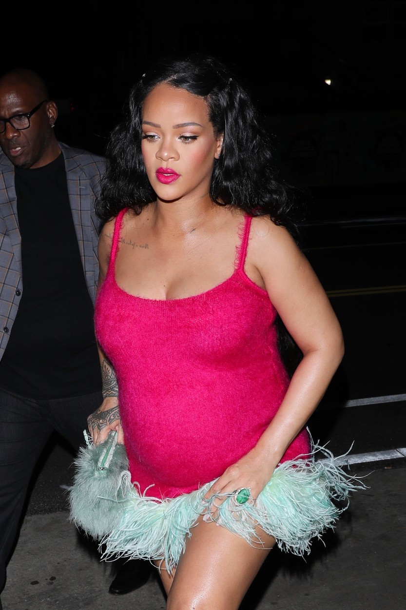 Rihanna într-o rochie roz la o întâlnire cu iubitul său