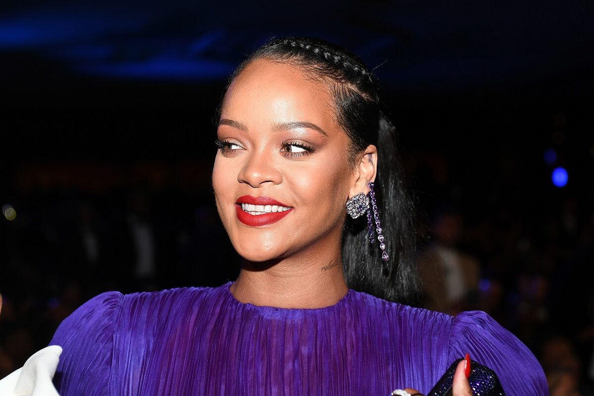 Rihanna într-o rochie violet la la un eveniment public din New York