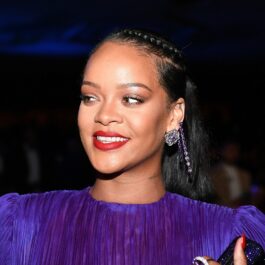 Rihanna într-o rochie violet la la un eveniment public din New York