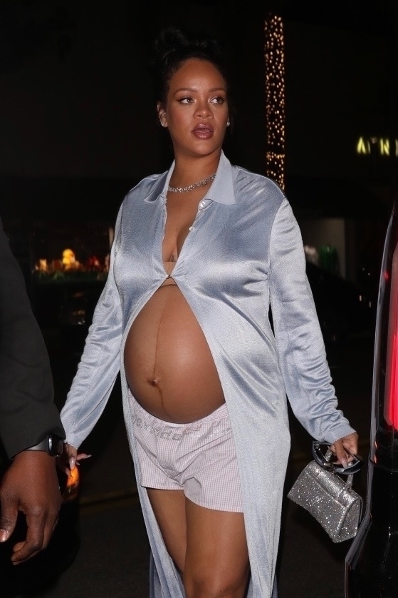 Rihanna într-un set din două piese în timp ce era însărcinată