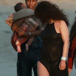 Rihanna, în ținută neagră, pe plajă