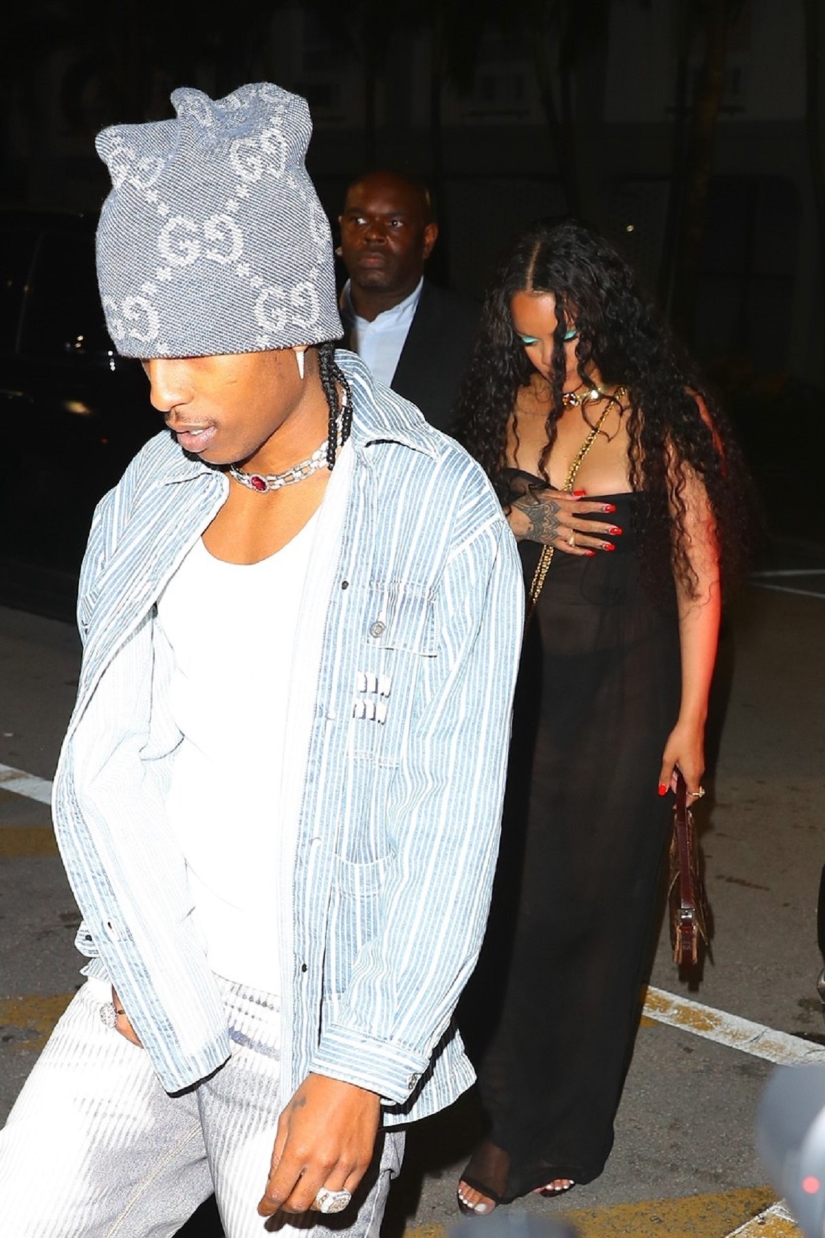 Rihanna alături de iubitul său în timp ce se îndreaptă către o petrecere privată