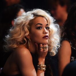 Rita Ora în timp ce prezintă un spectacol de modă