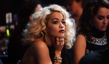 Rita Ora a purtat o rochie transparentă. Cântăreața a participat la British Fashion Awards 2022