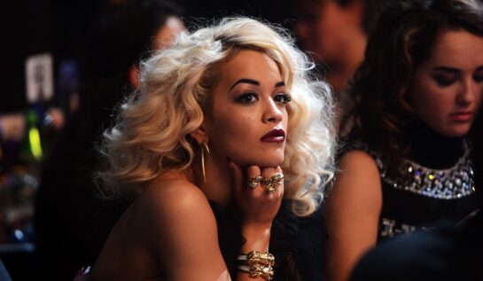 Rita Ora a purtat o rochie transparentă. Cântăreața a participat la British Fashion Awards 2022