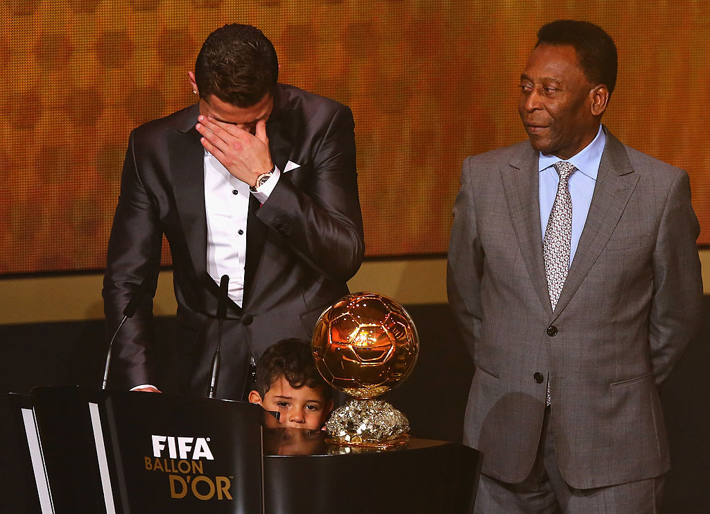 Cristiano Ronaldo în lacrimi, când primește Balonul de Aur de la Pele