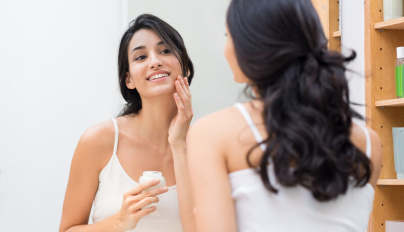 Obiceiuri de îngrijire a pielii la care e recomandat să renunți în 2023, potrivit dermatologilor