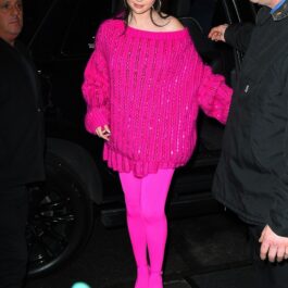 Selena Gomez, în roz, cu o pereche de tocuri foarte înalte, cu platformă