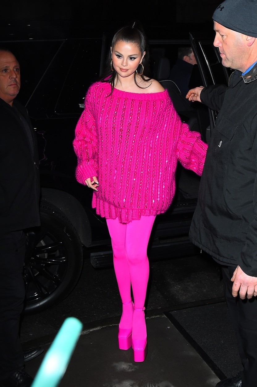 Selena Gomez, în roz, cu o pereche de tocuri foarte înalte, cu platformă