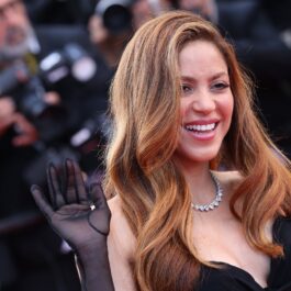 Shakira într-o rochie neagră la Festivalul de Film de la Cannes 2022