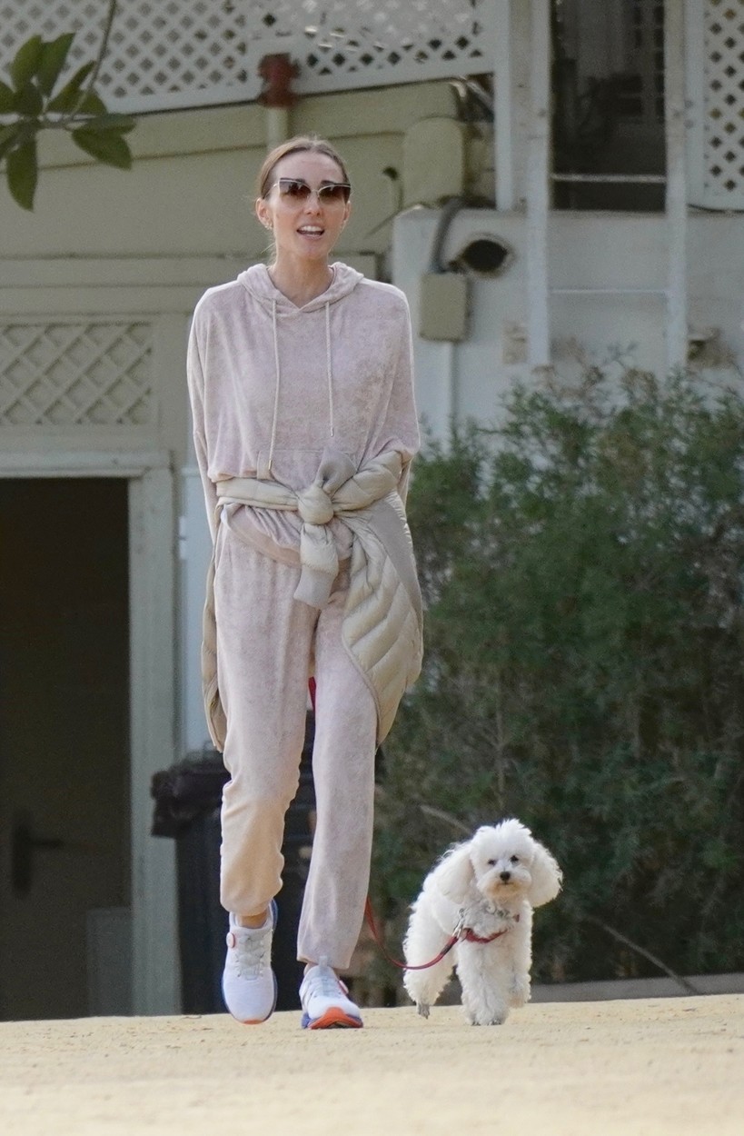 Jelena Djokovic, în trening, cu câinele ei alb
