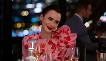 Lily Collins într-o scenă din serialul Emily in Paris în timp ce poartă o rochie roz cu buline roșii