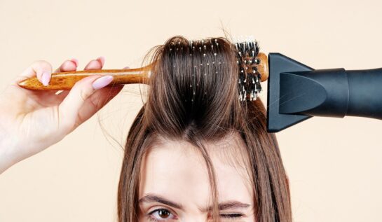 Uscarea corectă a părului: natural vs. fohn. Sfaturi pentru un păr frumos și sănătos