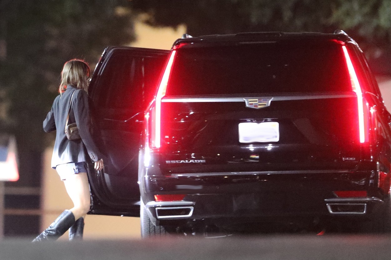 Victoria Lamas, fotografiată în timp ce urcă în mașina lui Leonardo DiCaprio