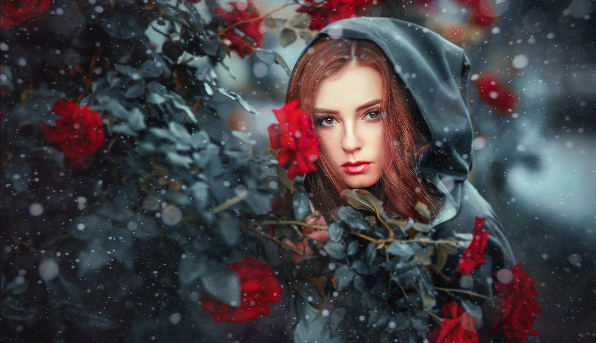 O femeie frumoasă ascunsă printre trandafiri pentru a ilustra una dintre cele trei zodii care se despart pe data de 1 ianuarie 2023