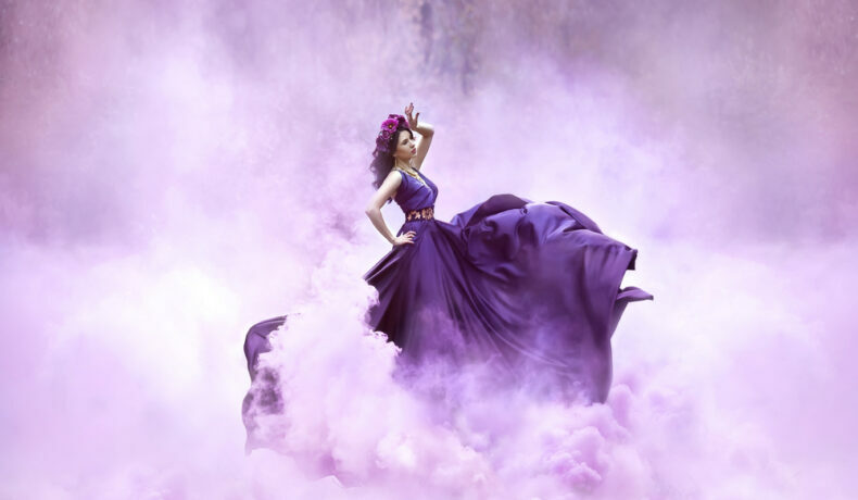 O femeie frumoasă într-o rochie violet care dansează pentru a ilustra una dintre cele trei zodii ghinioniste în ziua de 5 decembrie 2022