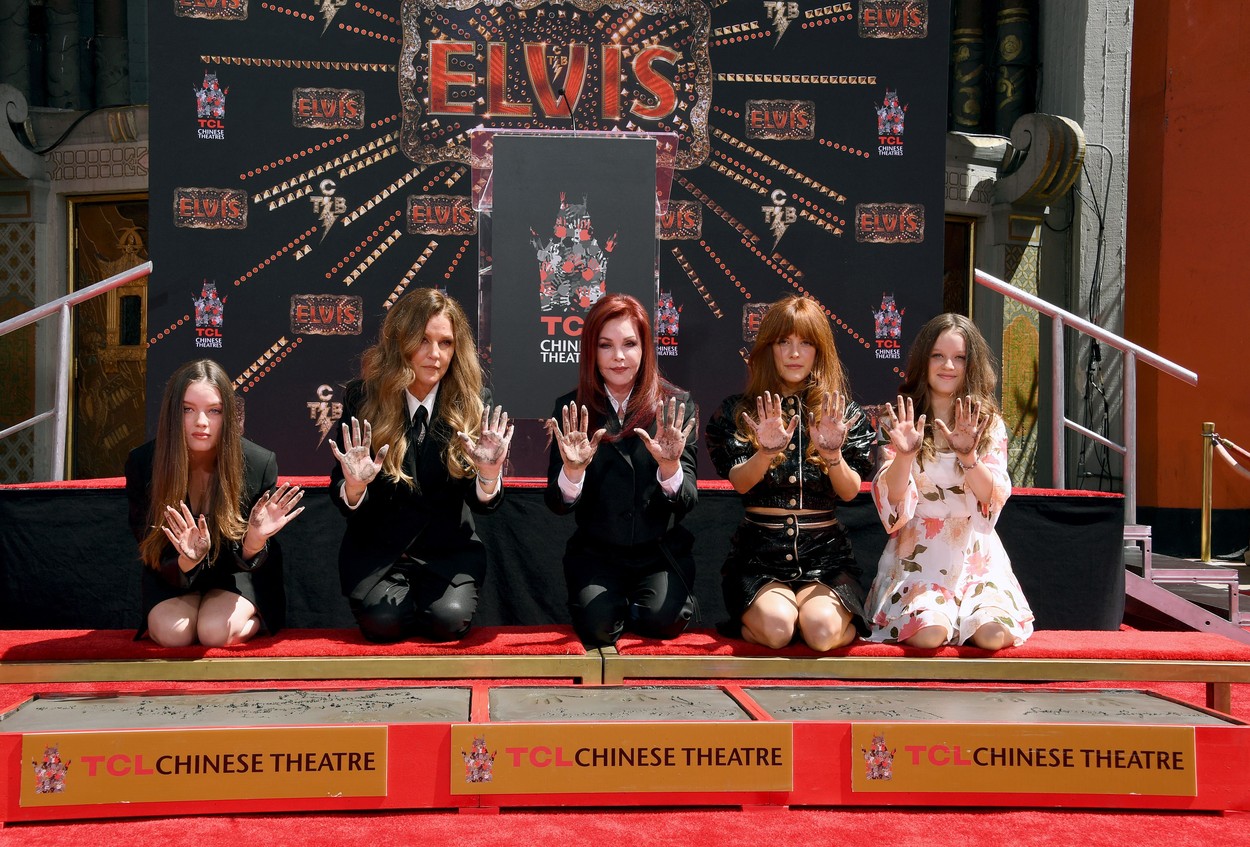 Lisa Marie Presley stă în genunchi pentru o poză în cadrul evenimentului de lansare al filmului „Elvis”