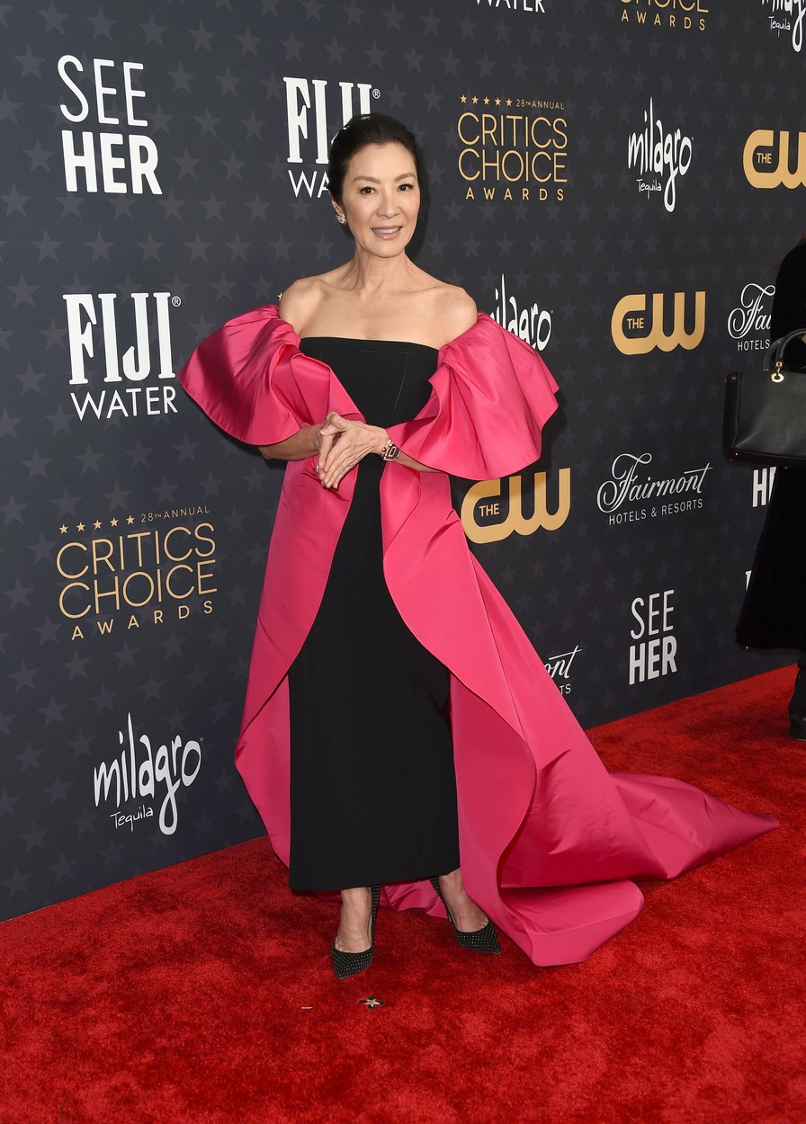 Michelle Yeoh într-o rochie neagră la Critics' Choice Awards 2023