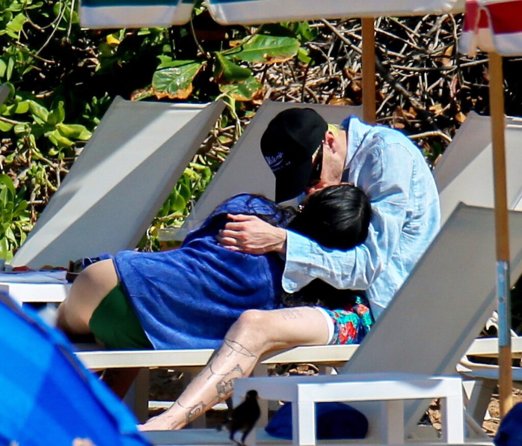 Pete Davidson în timp ce o sărută pe Chase Sui Wnders pe plajele din Hawaii