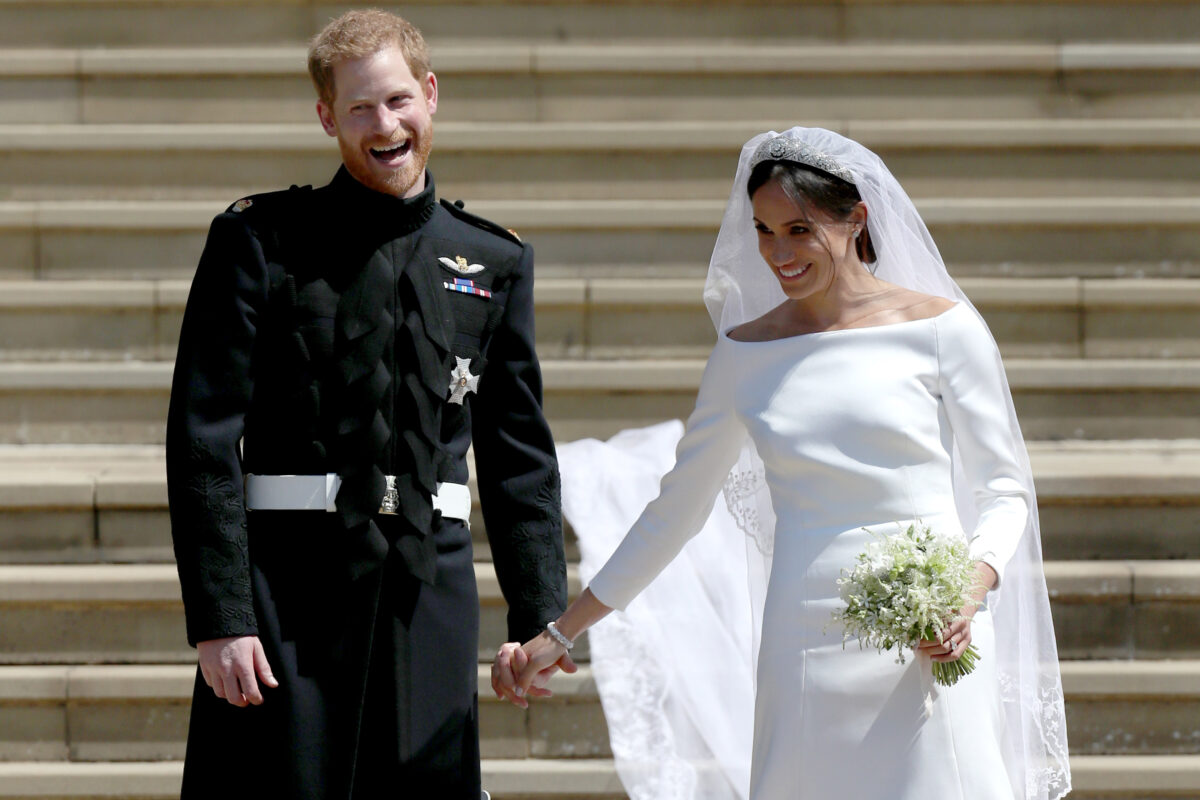 Prințul Harry și Meghan Markle în ziua nunții lor, în timp ce coboară treptele Catedralei Sfântului George