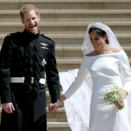 Prințul Harry și Meghan Markle în ziua nunții lor, în timp ce coboară treptele Catedralei Sfântului George