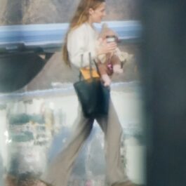 Riley Keough cu bebelușul ei în brațe, în aeroport