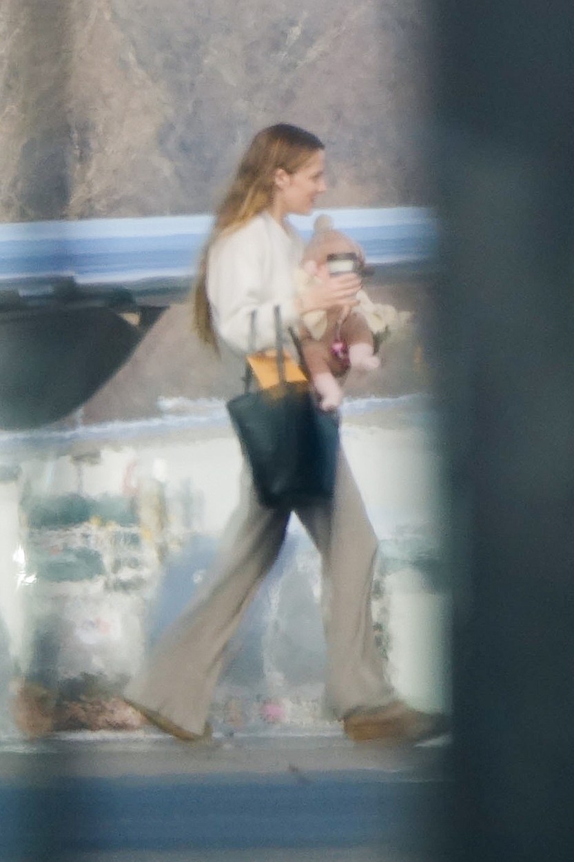 Riley Keough cu bebelușul ei în brațe, în aeroport