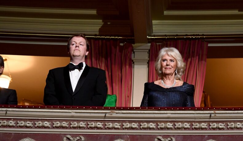 Tom Parker Bowles, îmbrăcat la costum, alături de mama sa, Regina Consort Camilla